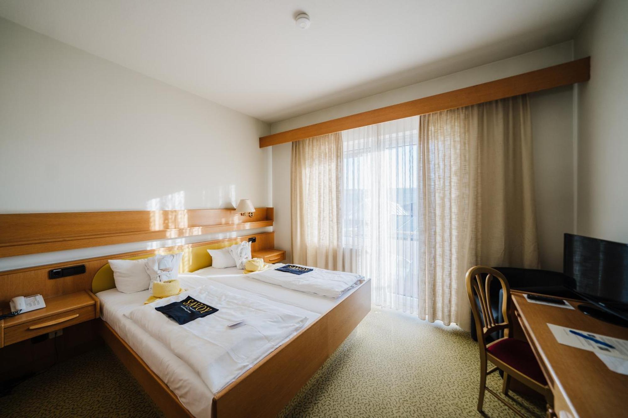 Savoy Hotel Бад Мергентхайм Екстериор снимка