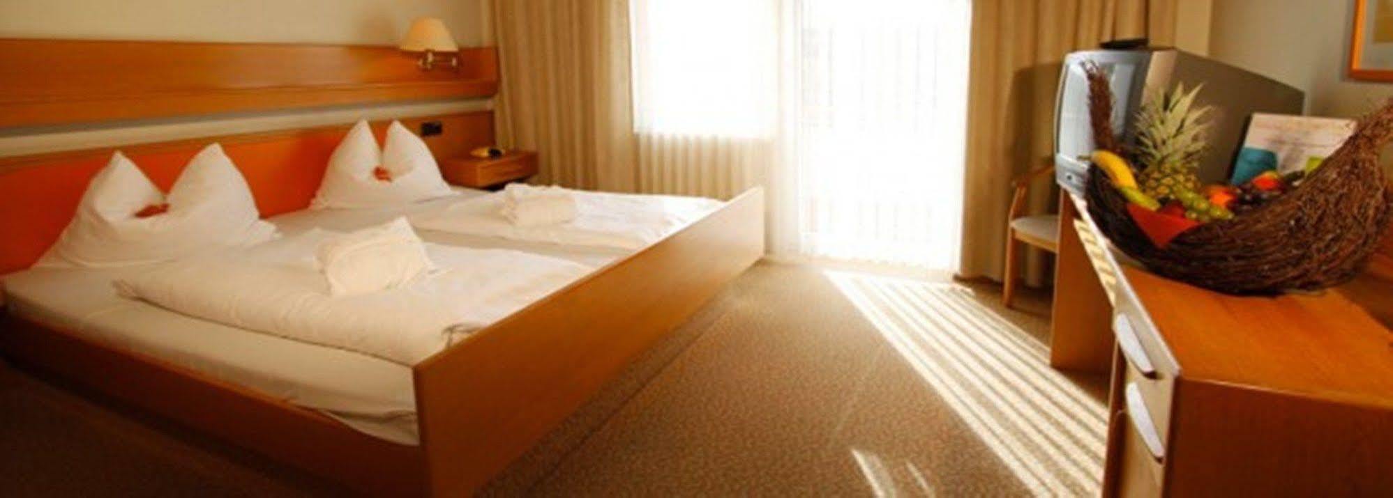Savoy Hotel Бад Мергентхайм Екстериор снимка