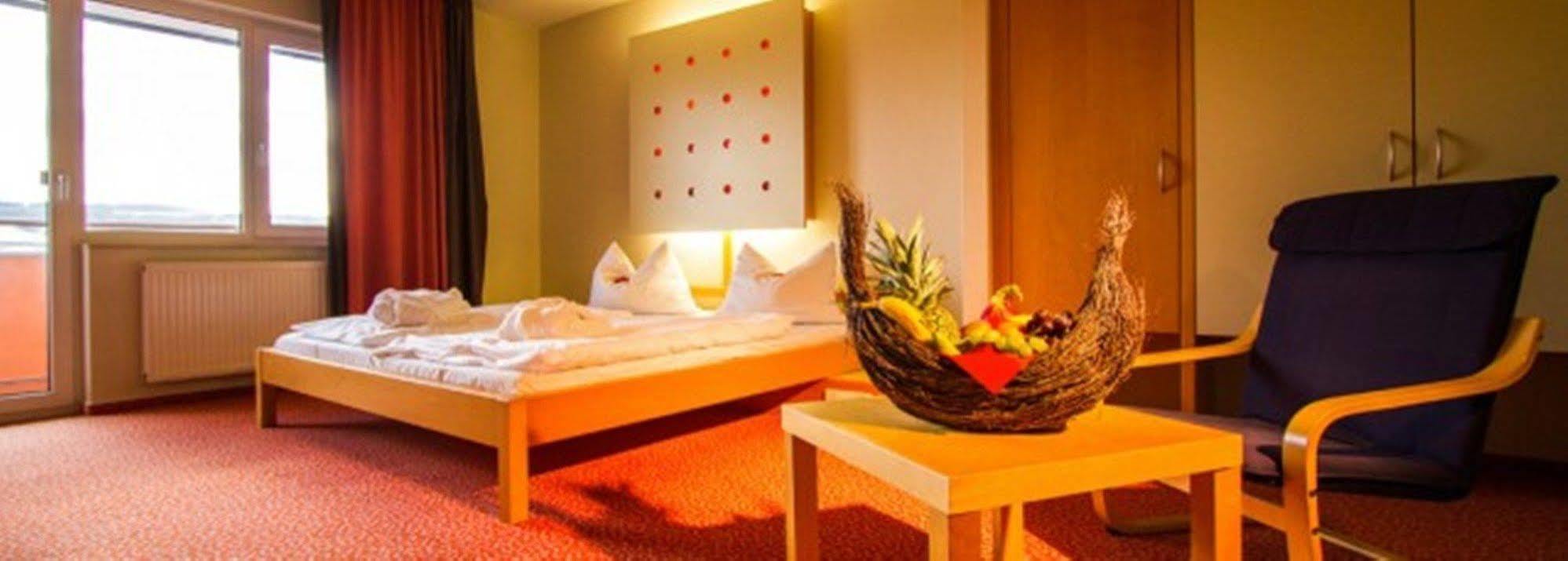 Savoy Hotel Бад Мергентхайм Екстериор снимка